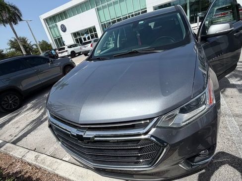 Used 2021 Chevrolet Traverse LT FWD image 1