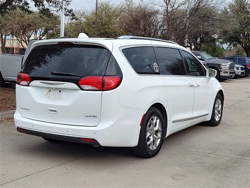 Certified 2019 Chrysler Pacifica Limited image 4