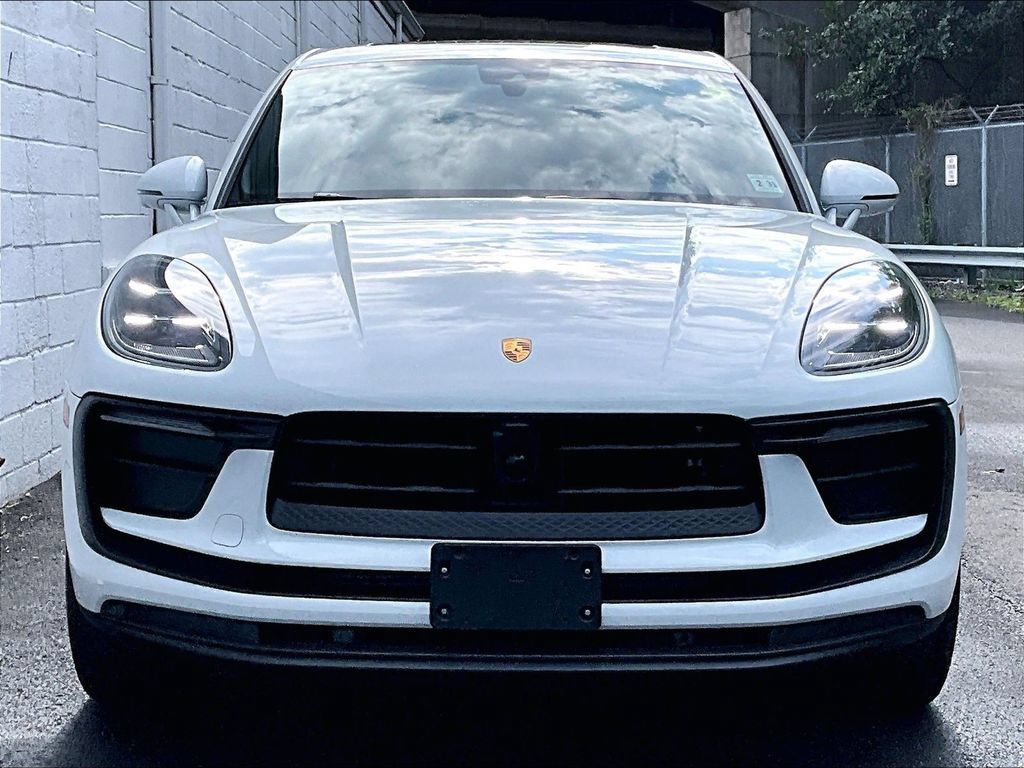 Certified 2026 Porsche Macan AWD/4WD image 8