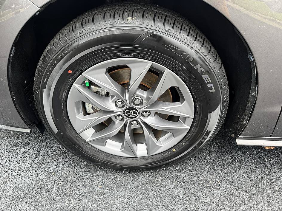 Certified 2022 Toyota Sienna XLE FWD image 29