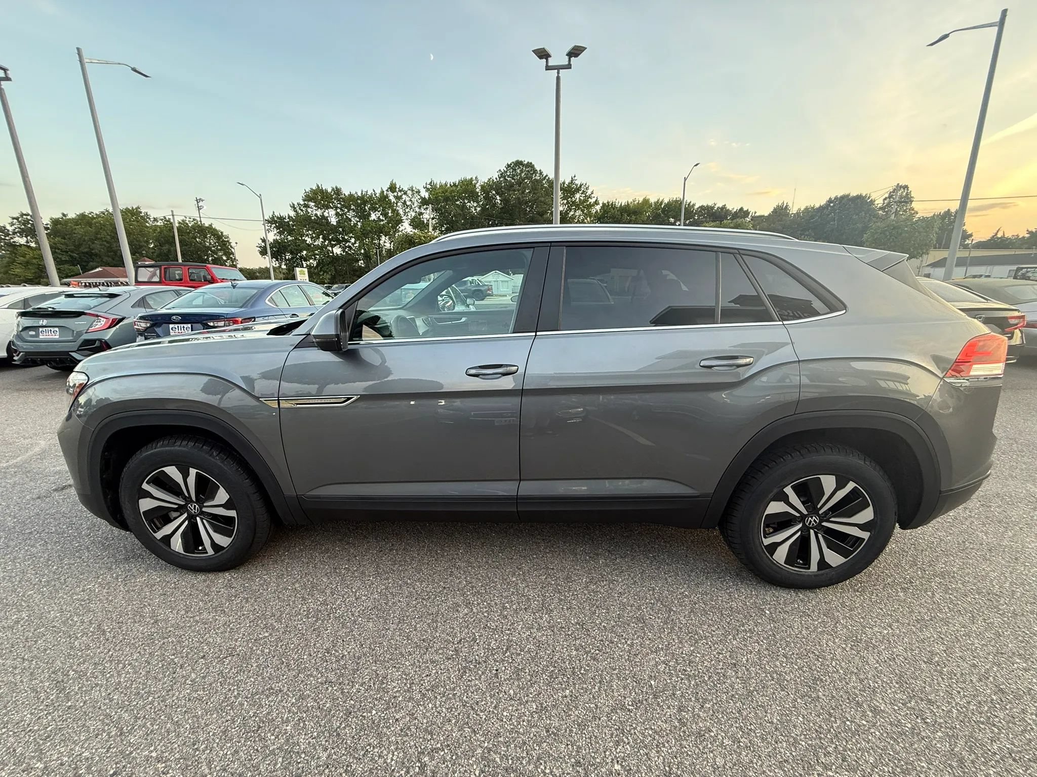 Used 2024 Volkswagen Atlas Cross Sport SE FWD image 4