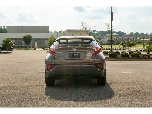 Used 2021 Toyota C-HR XLE FWD image 6