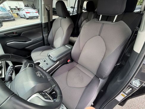 Used 2025 Toyota Highlander LE FWD image 39