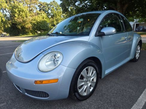Used 2009 Volkswagen Beetle Coupe FWD image 2