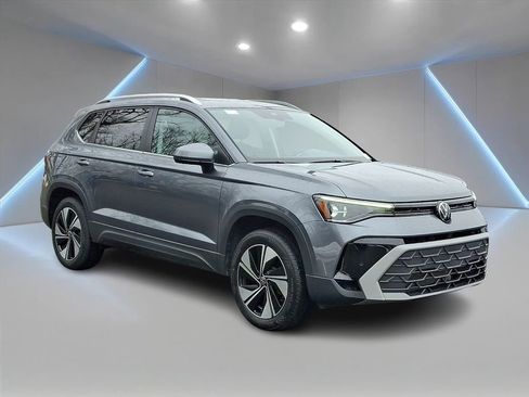 Certified 2025 Volkswagen Taos SE w/ Panoramic Sunroof Package image 3
