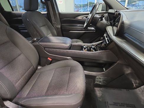 Used 2025 Chevrolet Traverse LT image 23