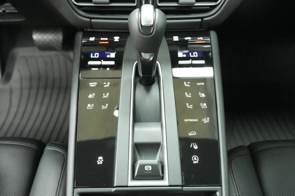 Certified 2026 Porsche Macan AWD/4WD image 23