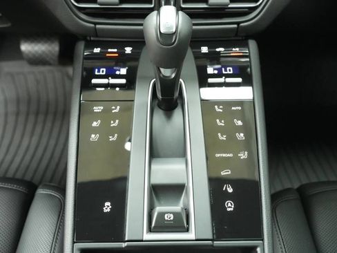 Certified 2026 Porsche Macan AWD/4WD image 23