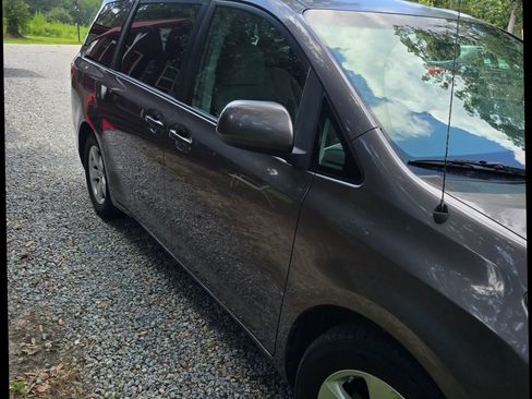 Used 2014 Toyota Sienna LE FWD image 4