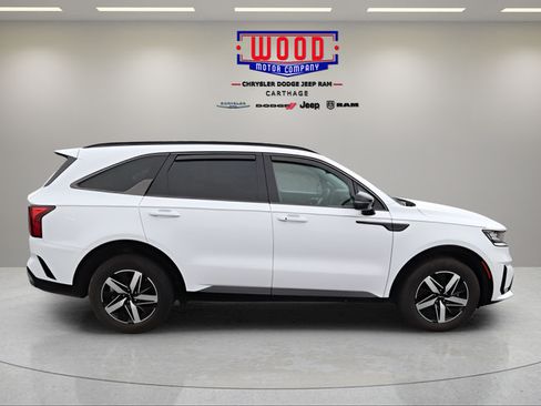 Used 2023 Kia Sorento S w/ Panoramic Sunroof Package FWD image 2