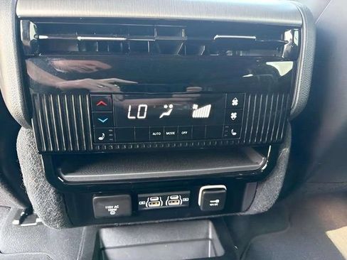 Used 2025 Jeep Wagoneer Series III w/ Premium Group I AWD/4WD image 4