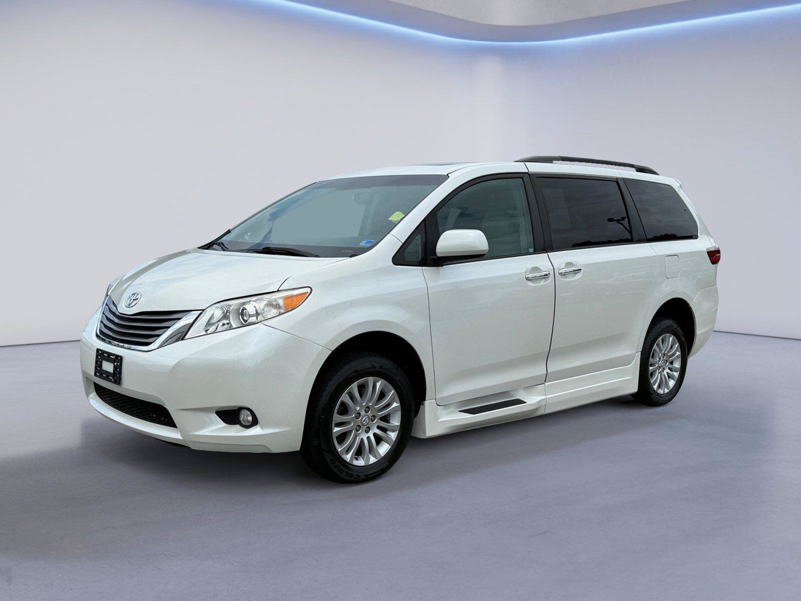 Used 2017 Toyota Sienna XLE w/ XLE Navigation Package FWD image 7