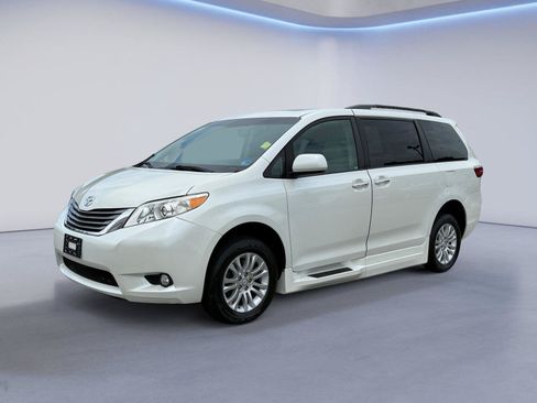 Used 2017 Toyota Sienna XLE w/ XLE Navigation Package FWD image 7