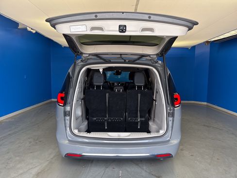 Used 2022 Chrysler Pacifica Touring-L FWD image 28