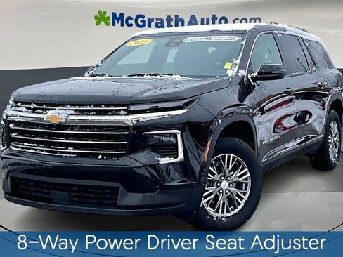 Used 2025 Chevrolet Traverse LT image 3