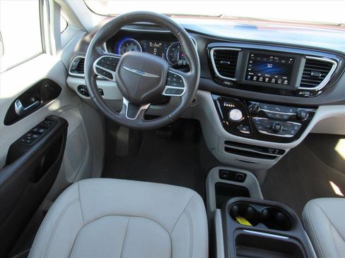 Used 2020 Chrysler Pacifica Touring-L image 11
