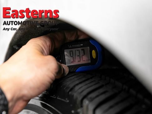 Used 2023 Chrysler Pacifica Touring-L FWD image 28
