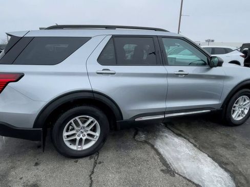 Used 2025 Ford Explorer Active AWD/4WD image 2
