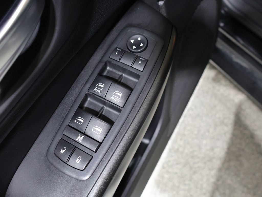 Used 2020 Jeep Cherokee Trailhawk w/ Cold Weather Group AWD/4WD image 13