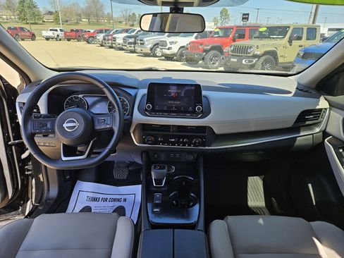 Used 2024 Nissan Rogue SV w/ SV Premium Package image 16