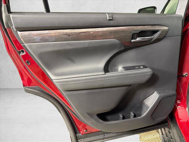 Used 2026 Toyota Highlander Limited AWD/4WD image 23