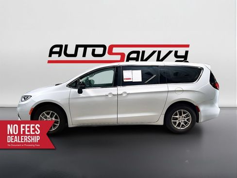 Used 2024 Chrysler Pacifica Touring-L FWD image 4