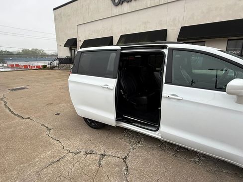 Used 2020 Chrysler Pacifica Touring-L Plus w/ S Appearance Package FWD image 27