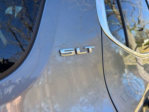 Used 2020 GMC Acadia SLT w/ Driver Alert Package II image 34