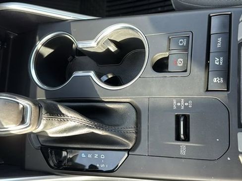 Used 2021 Toyota Highlander LE image 24