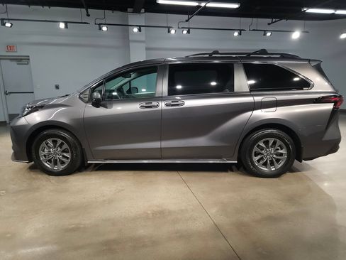 Used 2023 Toyota Sienna LE w/ LE Plus Package FWD image 4