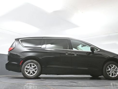 Used 2024 Chrysler Pacifica Touring-L FWD image 57