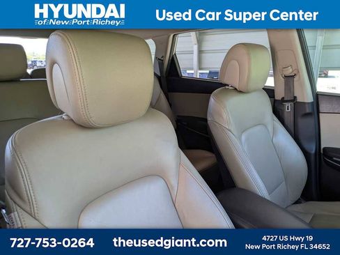 Used 2017 Hyundai Santa Fe SE FWD image 6