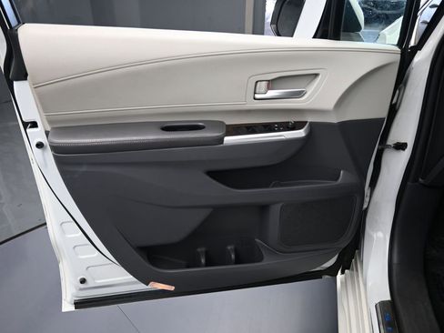 Used 2021 Toyota Sienna XLE image 13