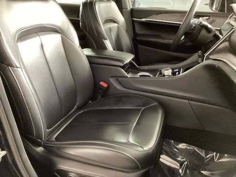 Used 2024 Jeep Grand Cherokee L Limited w/ Black Appearance Package AWD/4WD image 20