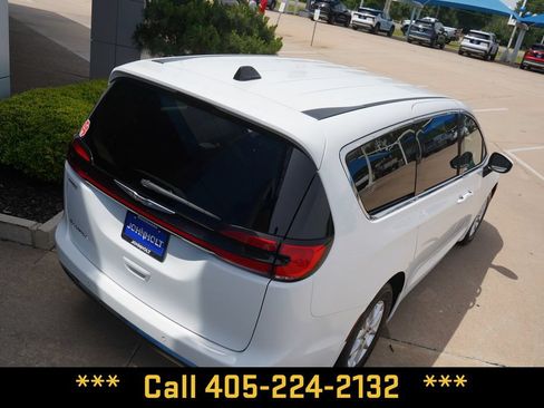 Used 2023 Chrysler Pacifica Touring-L FWD image 13