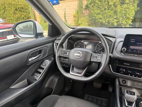 Used 2025 Nissan Rogue SV image 36