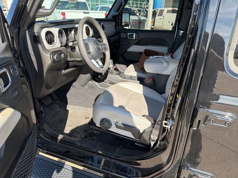 Used 2023 Jeep Gladiator Overland image 20