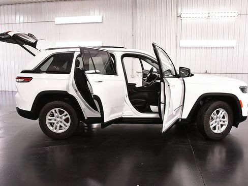 Used 2023 Jeep Grand Cherokee Laredo w/ Luxury Tech Group I AWD/4WD image 30