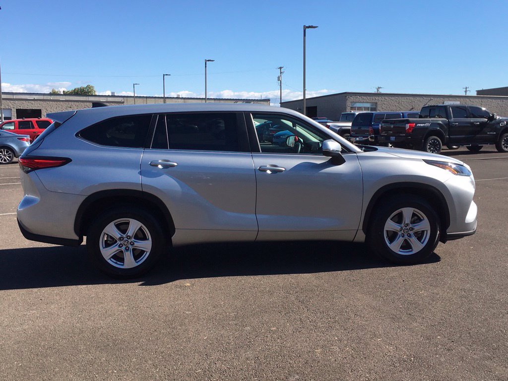 Used 2023 Toyota Highlander L FWD image 7