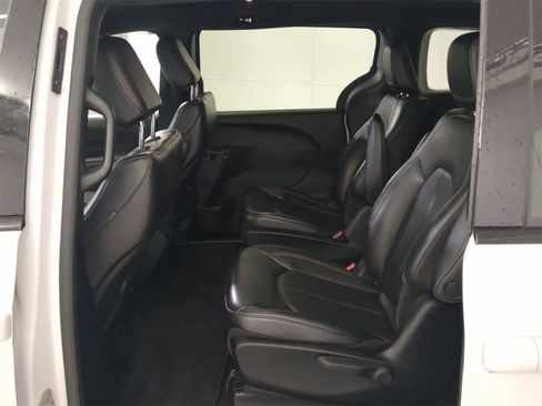 Used 2023 Chrysler Pacifica Touring-L w/ S Appearance Package image 18