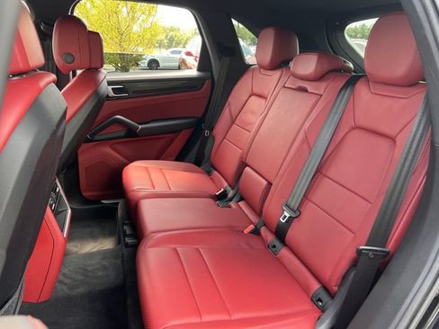 Used 2022 Porsche Cayenne AWD/4WD image 18