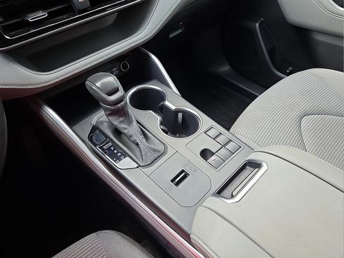 Used 2023 Toyota Highlander L image 25