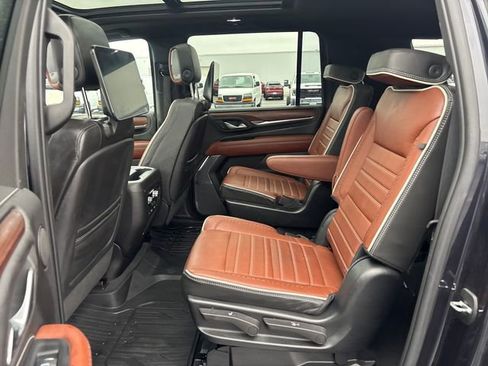 Used 2023 GMC Yukon XL Denali Ultimate AWD/4WD image 29