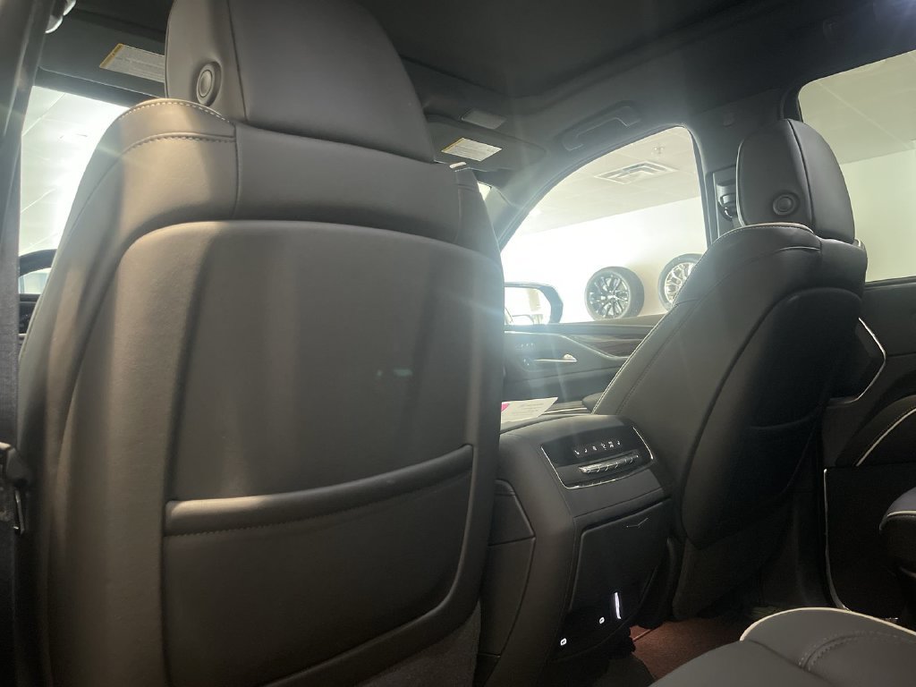 Used 2024 Cadillac Escalade Premium Luxury AWD/4WD image 28