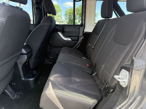 Used 2018 Jeep Wrangler Unlimited Sahara AWD/4WD image 9