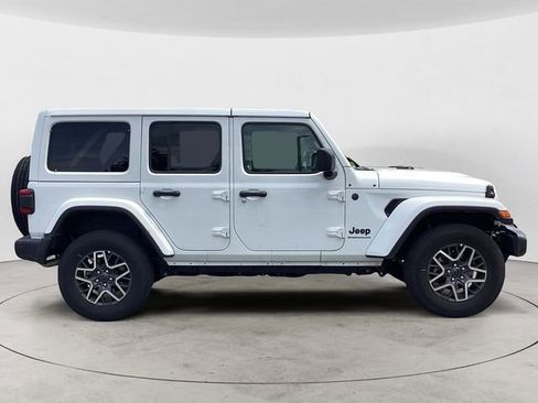 Used 2025 Jeep Wrangler Unlimited Sahara AWD/4WD image 6
