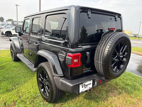Used 2025 Jeep Wrangler Unlimited Sahara AWD/4WD image 5