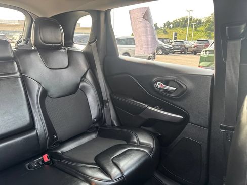 Used 2019 Jeep Cherokee Latitude Plus w/ Cold Weather Group AWD/4WD image 15