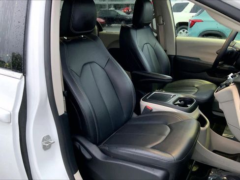Used 2024 Chrysler Pacifica Touring-L FWD image 9