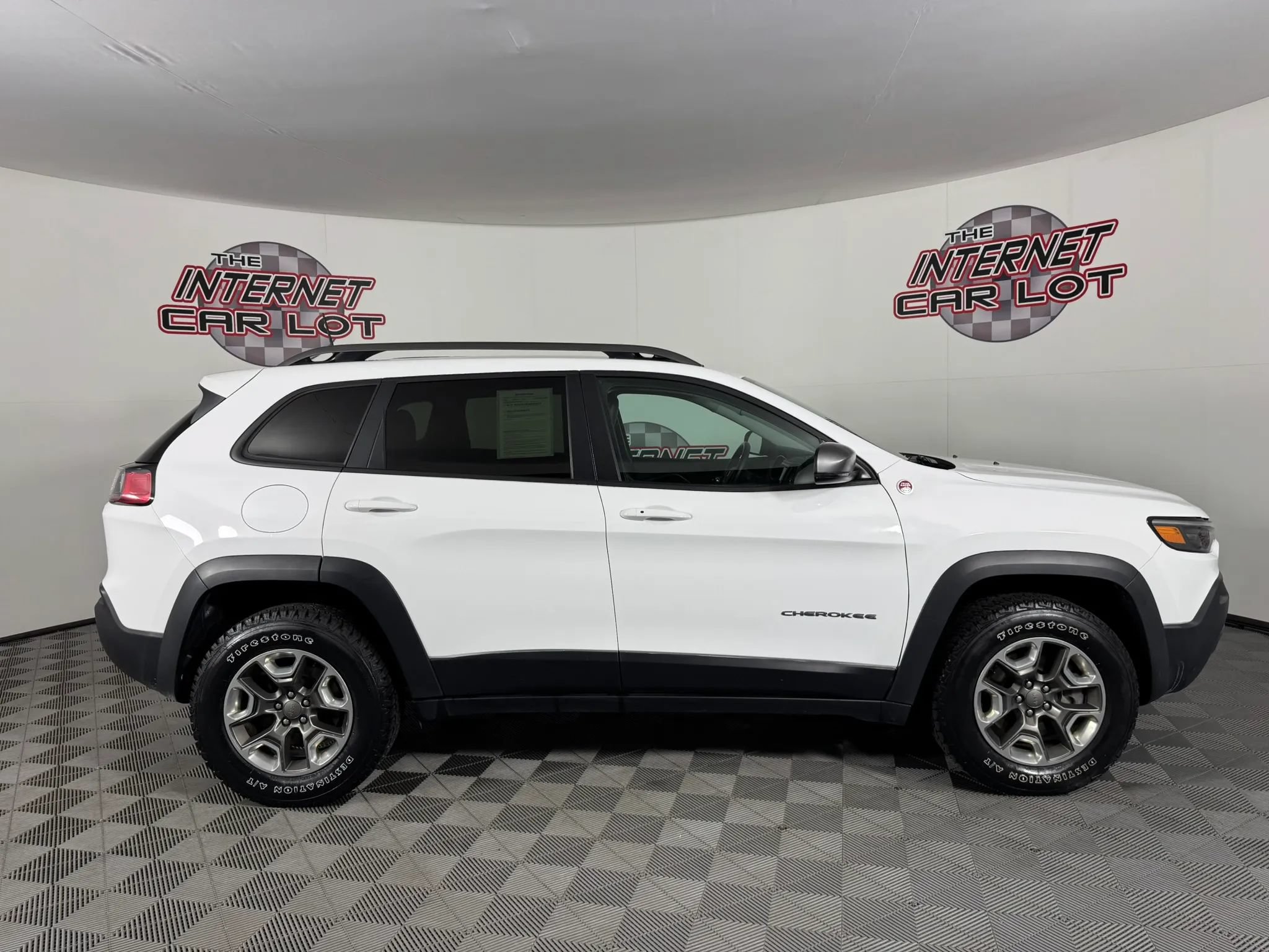 Used 2019 Jeep Cherokee Trailhawk w/ Cold Weather Group AWD/4WD image 8